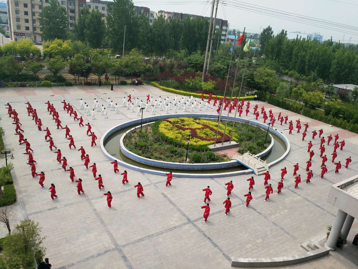 我公司隆重舉行了2018年“五一”職工太極拳匯演